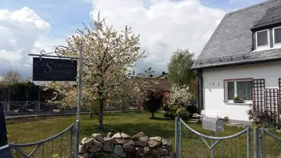 Ein Garten an der Unterkunft B & B Gästehaus Schmidt