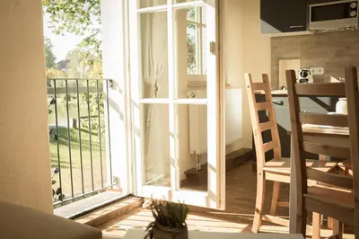 Ein Balkon oder eine Terrasse in der Unterkunft moments café & apartmenthaus