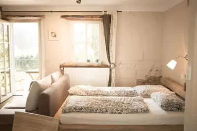 Ein Bett oder Betten in einem Zimmer der Unterkunft moments café & apartmenthaus