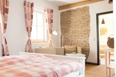 Ein Bett oder Betten in einem Zimmer der Unterkunft moments café & apartmenthaus