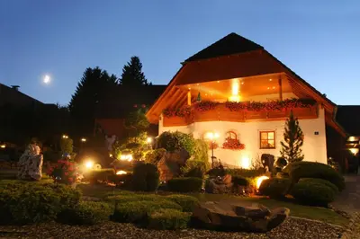 Ein Garten an der Unterkunft Haus Sonnenschein