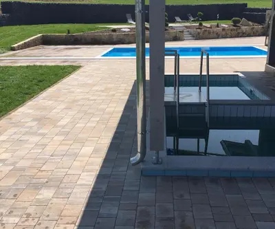 Der Swimmingpool an oder in der Nähe von Landhaus Ferienwohnungen mit Pool und Wellness