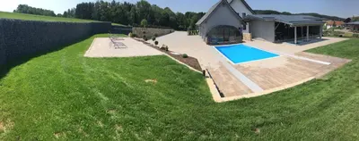 Der Swimmingpool an oder in der Nähe von Landhaus Ferienwohnungen mit Pool und Wellness