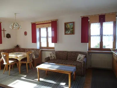 Ein Sitzbereich in der Unterkunft Ferienwohnungen Peterbartl-Hof