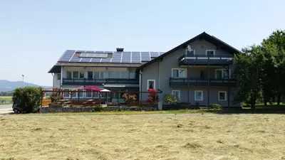 Das Gebäude in dem sich das Gasthaus befindet
