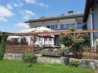 Ein Garten an der Unterkunft Chambtaler Hof