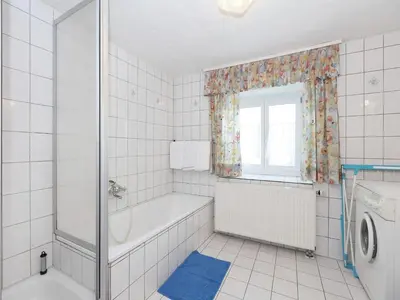Ein Badezimmer in der Unterkunft Ferienhaus mit Garten in Waldnähe