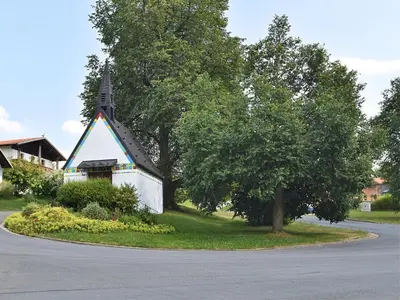 Ein Garten an der Unterkunft Ferienhaus mit Garten in Waldnähe