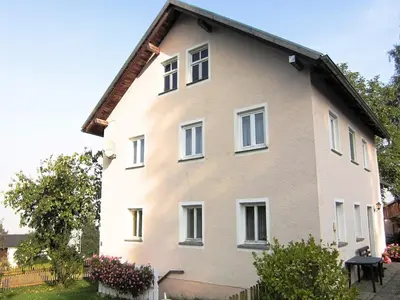 Das Gebäude in dem sich das Ferienhaus befindet