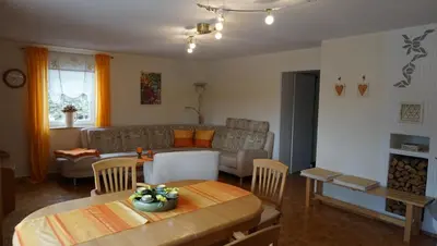 Ein Sitzbereich in der Unterkunft Ferienwohnung Ott