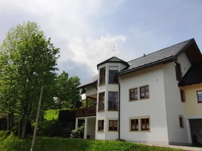 Das Gebäude in dem sich die Ferienwohnung befindet