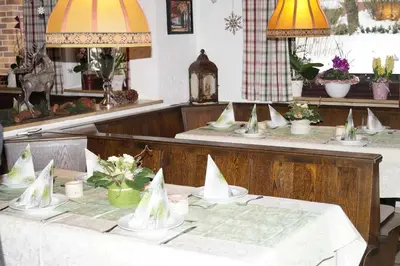 Ein Restaurant oder anderes Speiselokal in der Unterkunft Hotel / Pension Wolf