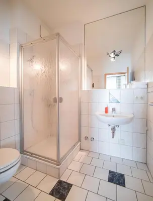 Ein Badezimmer in der Unterkunft Bruckmayers Gästehaus