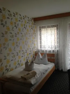 Ein Bett oder Betten in einem Zimmer der Unterkunft Pottensteiner Stuben Pension Gasthof