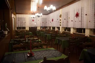 Ein Restaurant oder anderes Speiselokal in der Unterkunft Pottensteiner Stuben Pension Gasthof