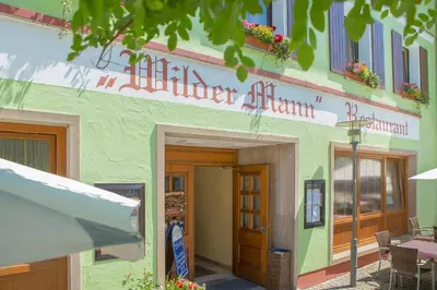 Eine Fassade oder ein Eingang zu Hotel Wilder Mann