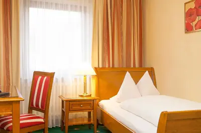 Ein Bett oder Betten in einem Zimmer der Unterkunft Hotel Wilder Mann