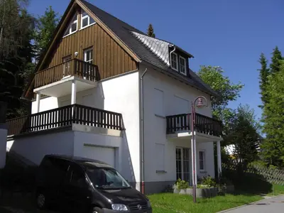 Das Gebäude in dem sich die Ferienwohnung befindet