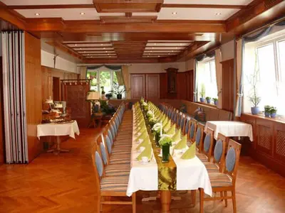 Ein Restaurant oder anderes Speiselokal in der Unterkunft Hotel Bayerischer Hof