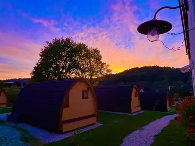 Ein allgemeiner Bergblick oder ein Berglick von der Lodge aus