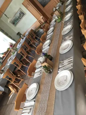 Ein Restaurant oder anderes Speiselokal in der Unterkunft Hohe Tanne
