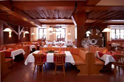 Ein Restaurant oder anderes Speiselokal in der Unterkunft Zur Post Wellness und Sporthotel