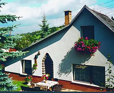 Das Gebäude in dem sich das Ferienhaus befindet