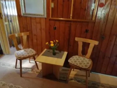 Ein Sitzbereich in der Unterkunft Waldhaus, Ski- und Wanderhütte