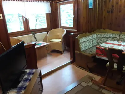 Ein Sitzbereich in der Unterkunft Waldhaus, Ski- und Wanderhütte