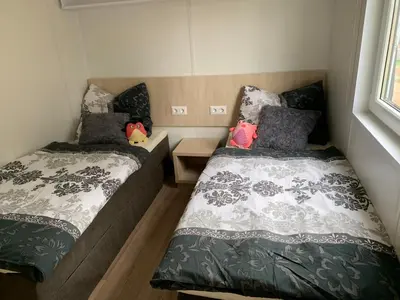 Ein Bett oder Betten in einem Zimmer der Unterkunft Mobilheim Murnersee Haus 5