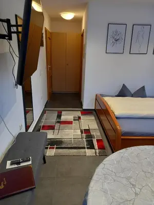 Ein Bett oder Betten in einem Zimmer der Unterkunft Cafe und Pension Ringer