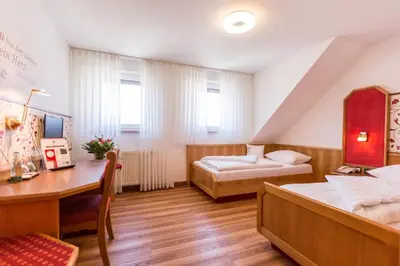 Ein Bett oder Betten in einem Zimmer der Unterkunft Fränkischer Hof