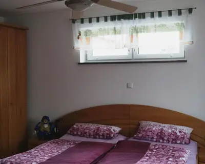 Ein Bett oder Betten in einem Zimmer der Unterkunft Ferienwohnung Weindler