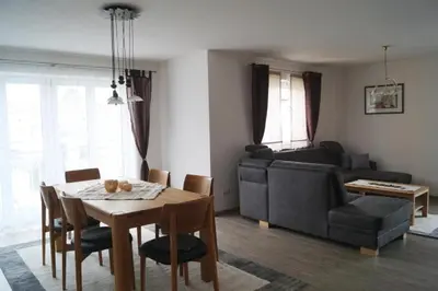 Ein Sitzbereich in der Unterkunft Ferienwohnung Weindler