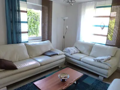 Ein Sitzbereich in der Unterkunft Ferienwohnung Kürmreuth
