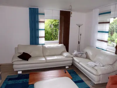 Ein Sitzbereich in der Unterkunft Ferienwohnung Kürmreuth