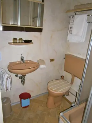 Ein Badezimmer in der Unterkunft Pension Central