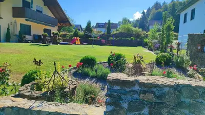 Ein Garten an der Unterkunft FeWo Kreitl