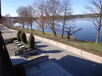 Blick auf einen Fluss in der Nähe des Hotels