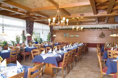 Ein Restaurant oder anderes Speiselokal in der Unterkunft Hotel am See