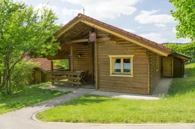 Das Gebäude in dem sich das Ferienhaus befindet