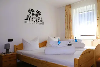 Ein Bett oder Betten in einem Zimmer der Unterkunft Schwarzes Ross Hotel & Restaurant Oberwiesenthal