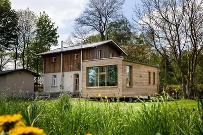Das Gebäude in dem sich das Ferienhaus befindet