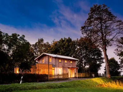 Das Gebäude in dem sich das Ferienhaus befindet