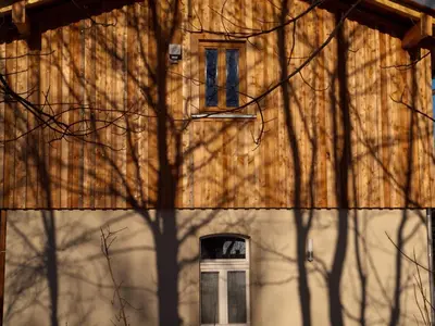 Das Gebäude in dem sich das Ferienhaus befindet