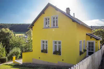 Das Gebäude in dem sich das Ferienhaus befindet