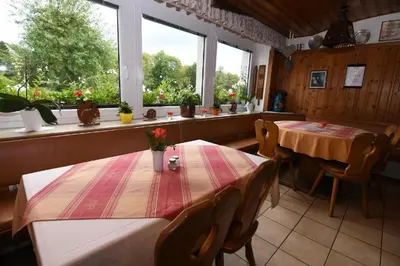 Ein Restaurant oder anderes Speiselokal in der Unterkunft Landgasthof Grüner Baum