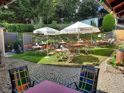 Ein Garten an der Unterkunft Landgasthof Grüner Baum