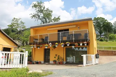 Das Gebäude in dem sich das Ferienhaus befindet