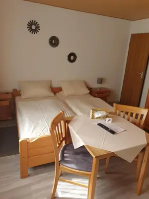 Ein Bett oder Betten in einem Zimmer der Unterkunft Gasthof Pension Weißes Rössl